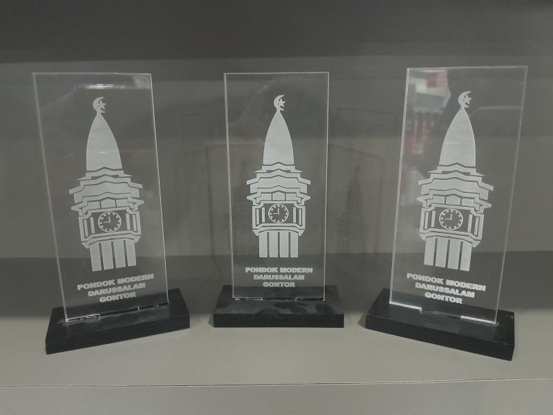 PLAKAT MENARA GONTOR PUTIH